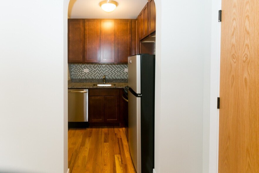 Building Photo - 553 W Arlington Pl