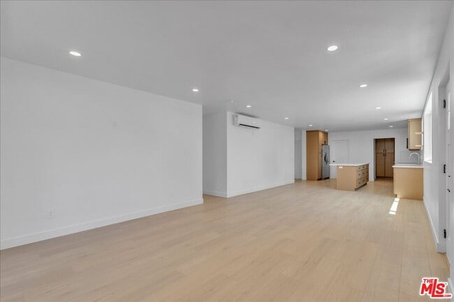 Building Photo - 6913 1/2 Encino Ave