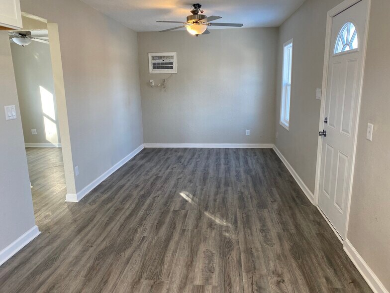 Living room - 5706 South Union St