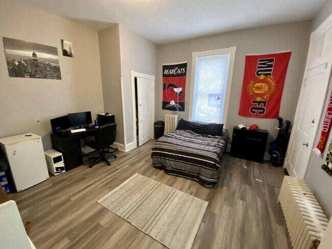 Building Photo - 7 bedroom/ 3bath Mins. from UC + Med Campu...