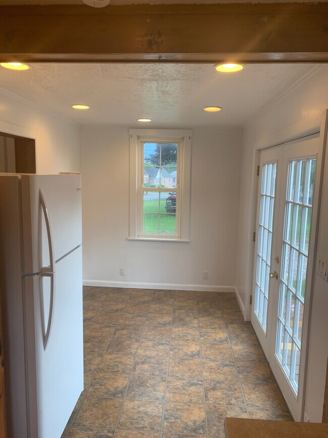 Building Photo - 2243 Sunset Ln