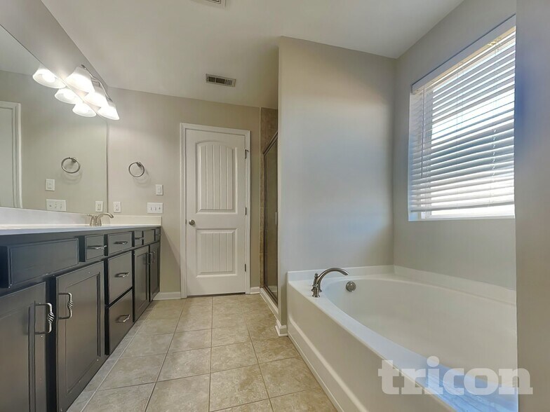 Building Photo - 703 Bench Ln