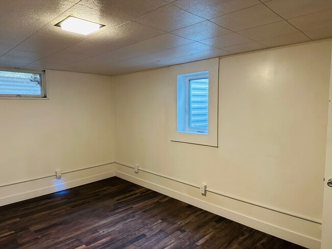 Building Photo - Pet Friendly 5 bedroom, West End, Attached...