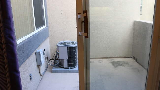 Building Photo - Excellent 2 Bed 2 Bath Town Home