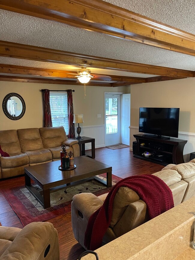 Building Photo - 827 Arondale Crescent