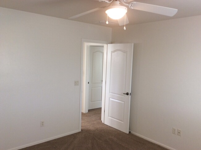 Building Photo - 4 Bdrm + Den / 2.5 Bath, 2 Story NW, off T...