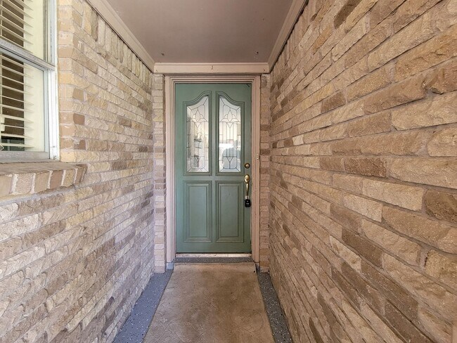 Building Photo - 1703 Raintree Dr