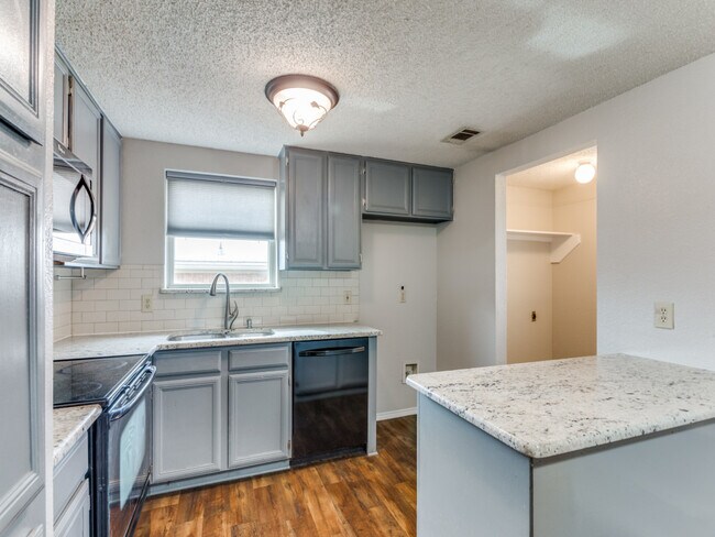 Building Photo - 7124 Summerset Dr