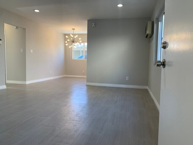 Building Photo - 1523 W 81st St