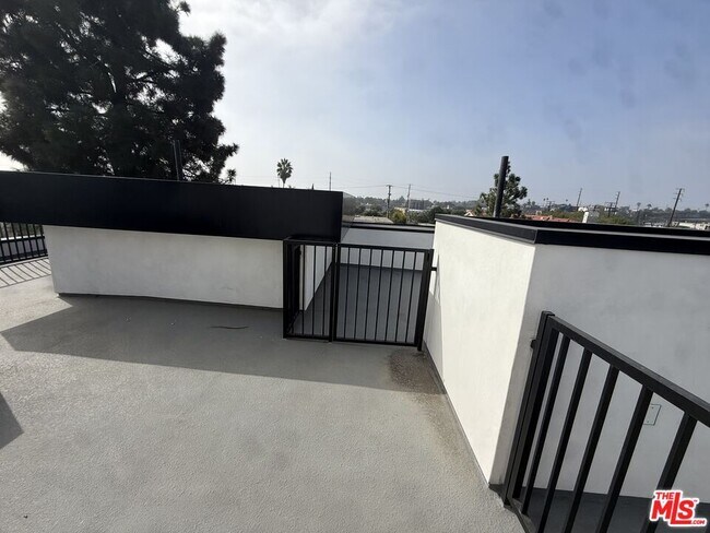 Building Photo - 3846 Bentley Ave