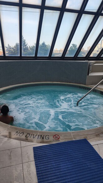 jacuzzi - 7002 Boulevard E