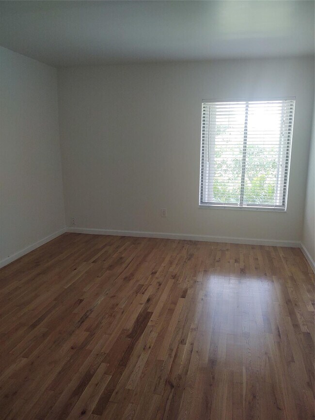 Building Photo - 301 Club Cir