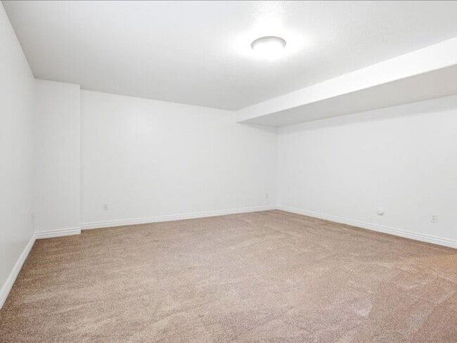 Building Photo - DRAPER  BEAUTIFUL 3 BED 2.5 BATH TOWNHOME