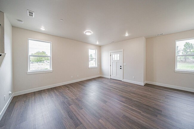 Building Photo - AWESOME BRAND NEW 4 BEDROOM 3 BATH TOWNHOME