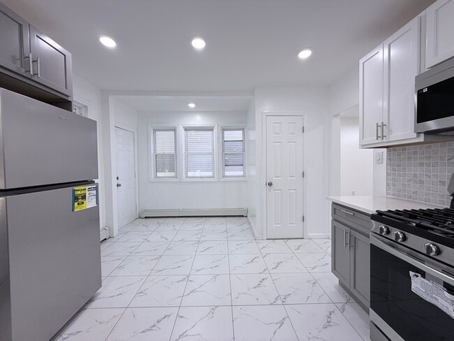 Building Photo - 1069 Mary St