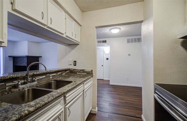 Building Photo - 2800 Jeanetta St