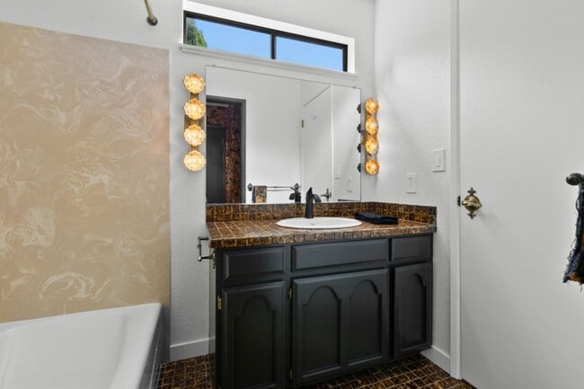 Building Photo - 4Bd/3Ba Seattle House