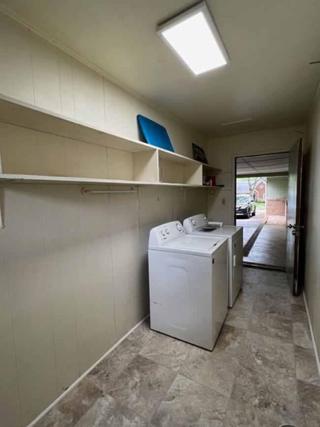 Building Photo - So Close to Downtown Greenville - this VER...