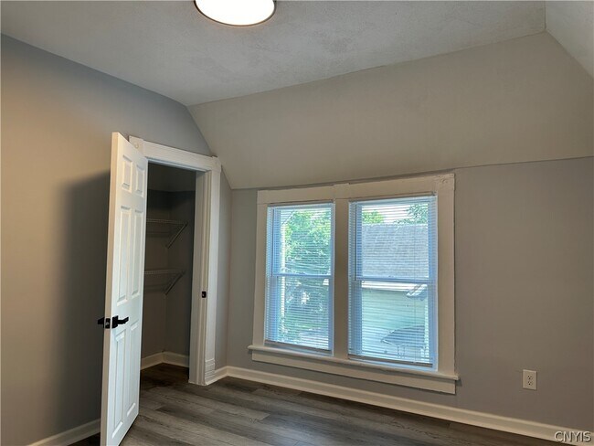 Building Photo - 309 Oak St