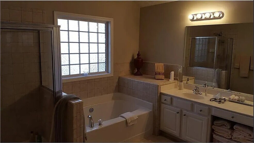 Building Photo - Room in House on Stoneleigh Run Dr NE