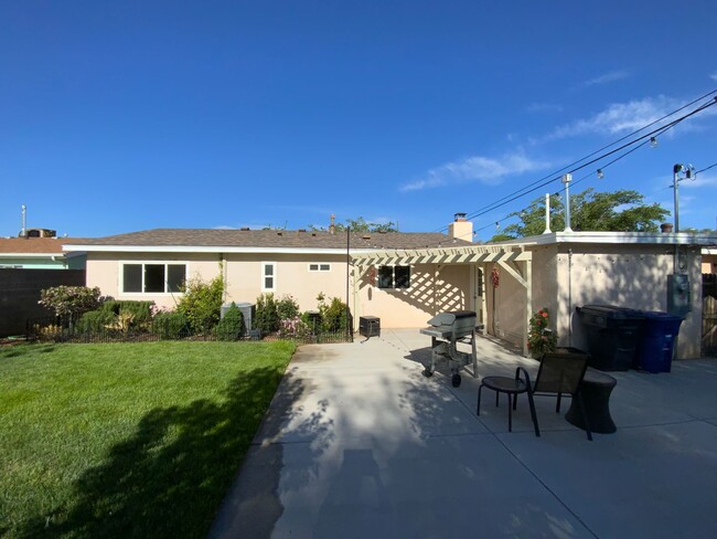 Building Photo - 3 Bedroom Updated Single Story Home Availa...