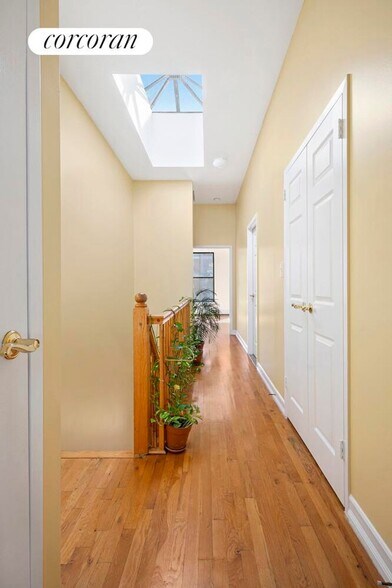 Building Photo - 489 Manhattan Ave