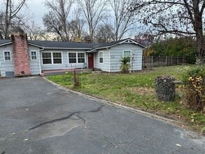 Building Photo - Recently renovated 4 bed, 2 bath home in Grants Pass!