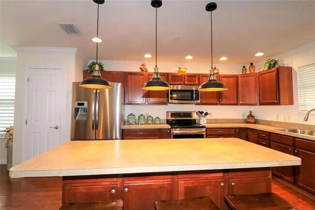 Building Photo - M2393 Carriage Hill Way (VC/M5)