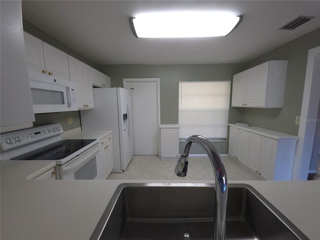 Building Photo - 7604 N Sanibel Cir