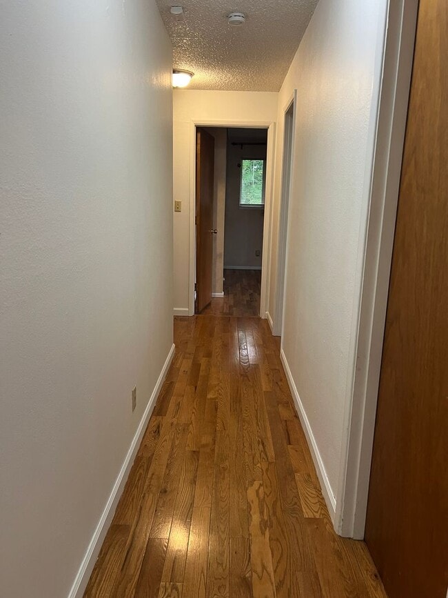 Building Photo - Comfy, four bedroom home in East Medford |...