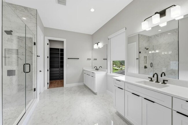Building Photo - 16004 Pendio Dr