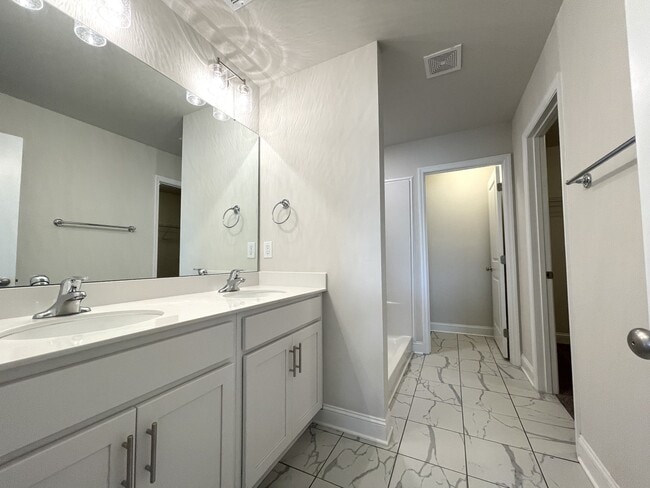 Building Photo - 12869 Tallulah Dr