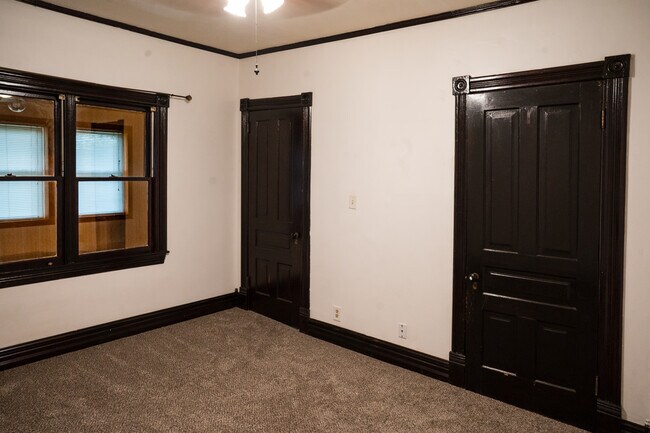 Building Photo - 556 Rose Ave E