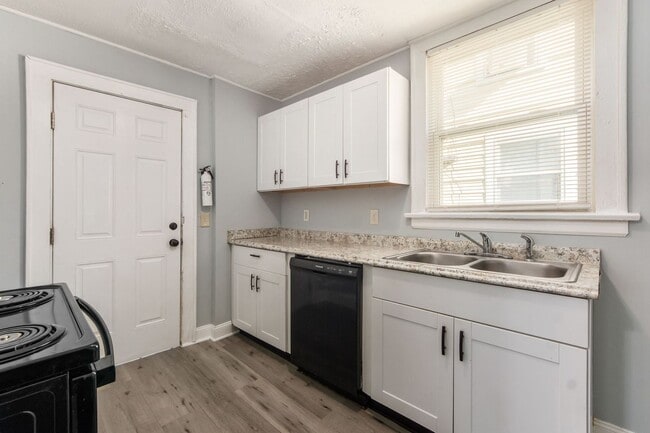Building Photo - Adorable Single-Family Home!