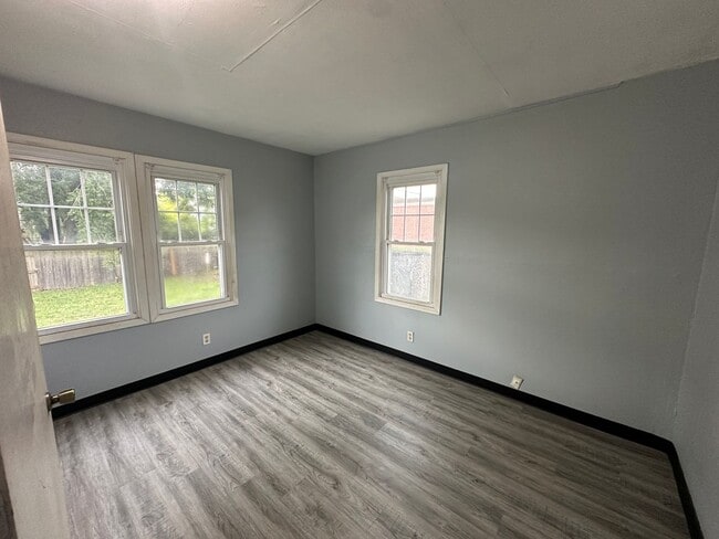 Building Photo - $1650 - 4 Bed 2 Bath Home
