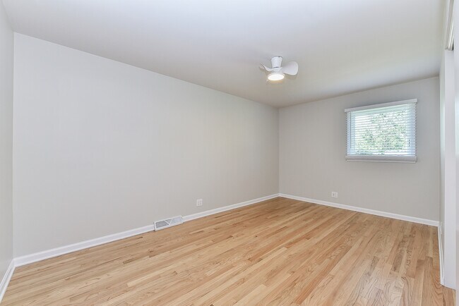 Building Photo - 5S480 Campbell Dr