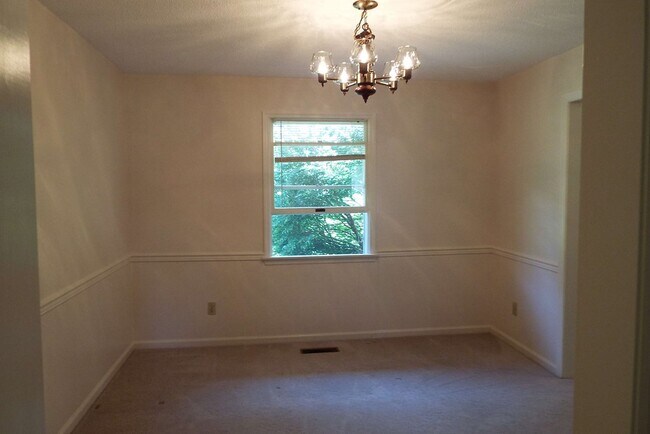 Building Photo - 28266 Lee Hwy