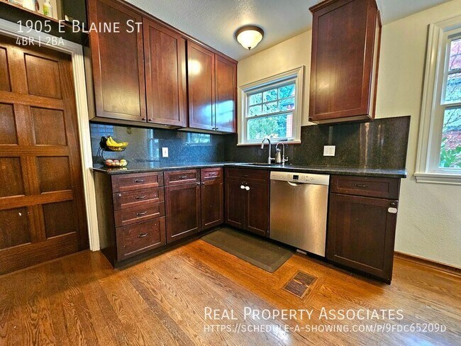 Building Photo - 1905 E Blaine St