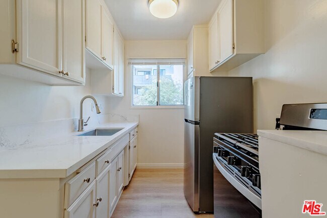 Building Photo - 758 N Hudson Ave
