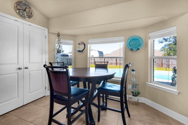 Building Photo - Splash in with a4/2 pool home in Holly-Cli...