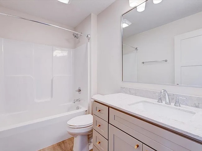 Building Photo - Charming 3-Bed Townhome in Prairie Trail