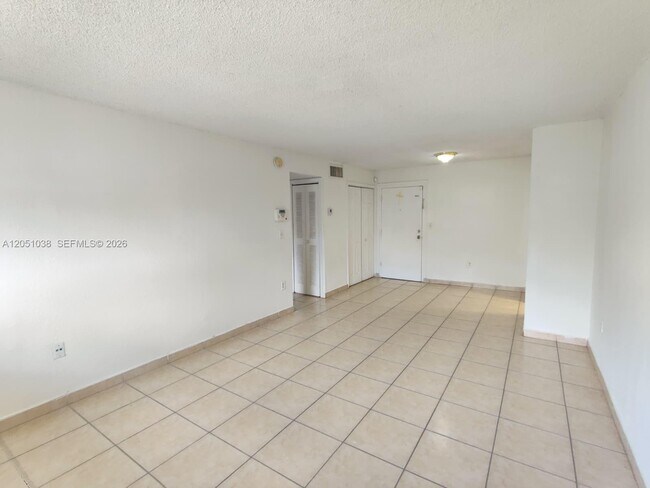 Building Photo - 666 W 81st St