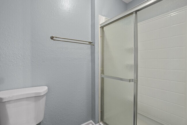 Building Photo - 642 NW Valleybrook Rd