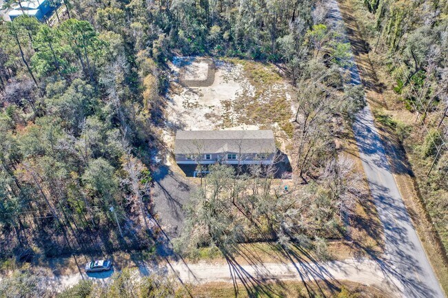 Building Photo - Huge 5 Bedroom 3 Bathroom Hastings Home Located w/ 1 Acre