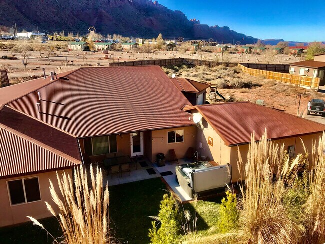 Building Photo - 3366 Oleander Ln