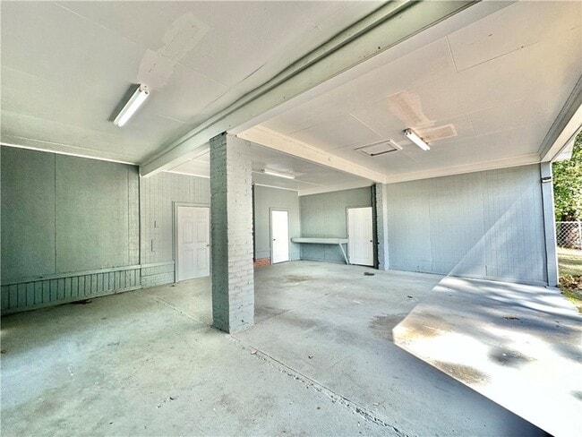 Building Photo - 1005 Seminole Trail