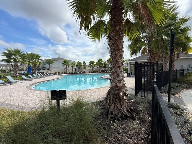 Building Photo - 3 Bedroom 2.5 Bath Townhouse W/1 Car garag...
