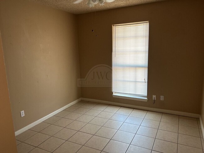 Building Photo - 2404 Carnation Dr