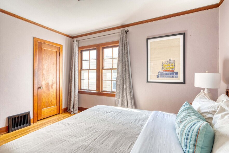 Building Photo - 3565 NE Broadway