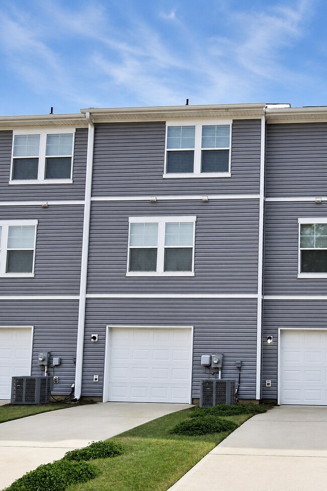 Building Photo - 3-Bedroom, 3.5 Bath Townhome for Rent in Mooresville, NC | Attached Garage & Modern Kitchen
